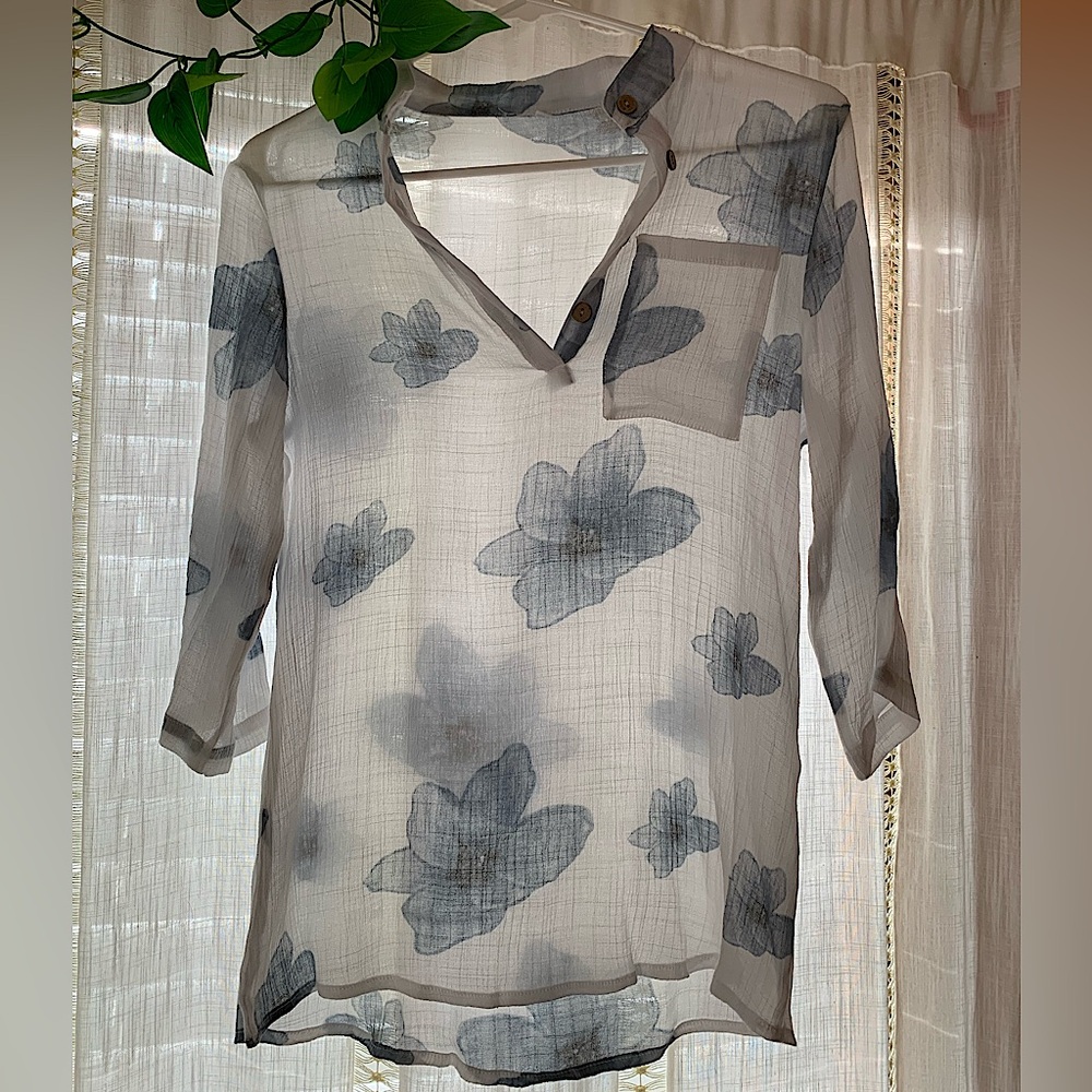 Florida Beach Boutique Find Blue White Floral Gauze Top Size Small
